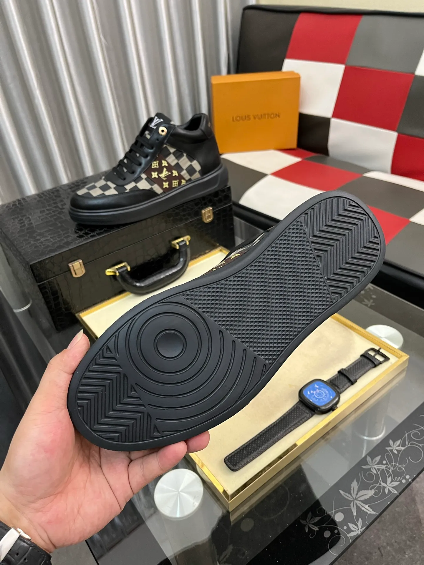 Men's shoes💰: 420⌚️⌚️"LOUI* VUITTO*" popular men's casual shoes, genuine Italian development💯purchase level quality✔️The upper is made of first-layer cowhide, comfortable and soft sheepskin foot pads⚡️Fashionable and versatile. The toe last shape is firm and full, and the soles are made from LV original molds and can be moved in and out of the counter at will. Light and comfortable on the foot~purely handmade, details determine quality! Size:38-442️⃣Colors available
